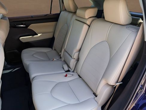 Used 2021 Toyota Highlander XLE FWD image 25