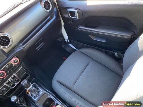 Certified 2020 Jeep Gladiator Overland w/ Cold Weather Group image 16