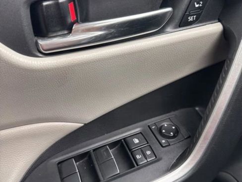 Used 2021 Toyota RAV4 XLE Premium FWD image 8