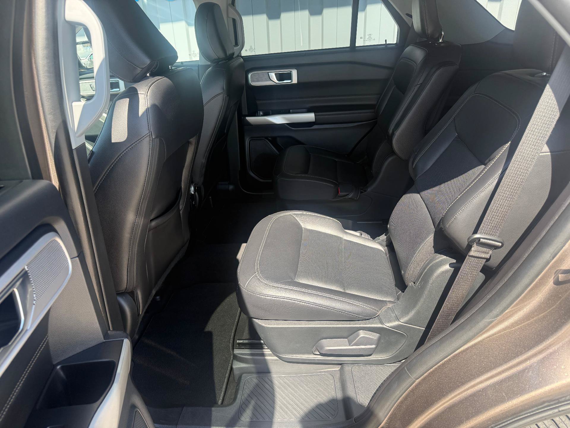 Used 2021 Ford Explorer Limited w/ Equipment Group 301A AWD/4WD image 18
