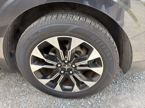 Used 2022 Kia Carnival EX FWD image 8