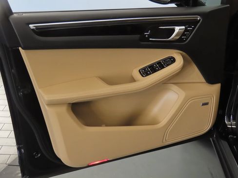 Certified 2026 Porsche Macan AWD/4WD image 35