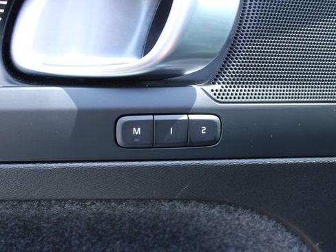 Used 2025 Volvo XC40 B5 Plus image 12