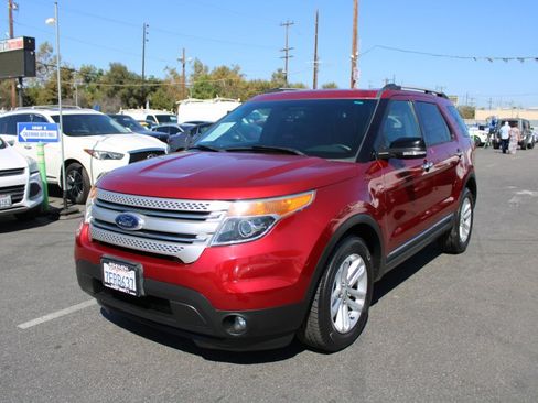 Used 2014 Ford Explorer XLT w/ Equipment Group 202A image 3