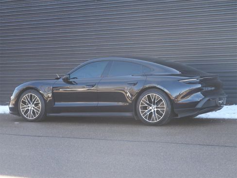 Used 2021 Porsche Taycan image 3