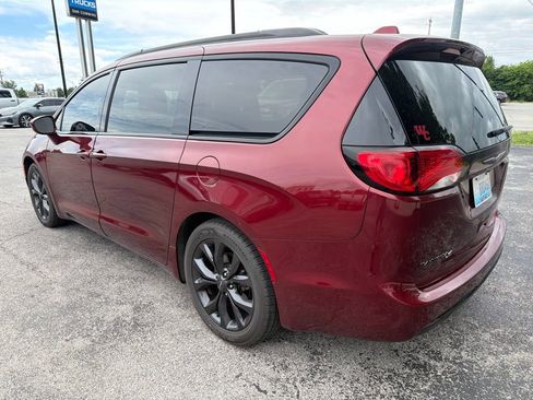 Used 2020 Chrysler Pacifica Touring-L w/ S Appearance Package FWD image 4