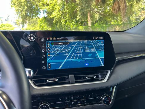 Used 2025 Chevrolet Equinox LT FWD image 16