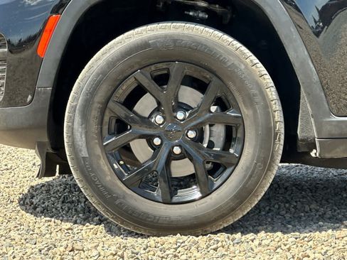 Used 2024 Jeep Grand Cherokee Altitude RWD image 35