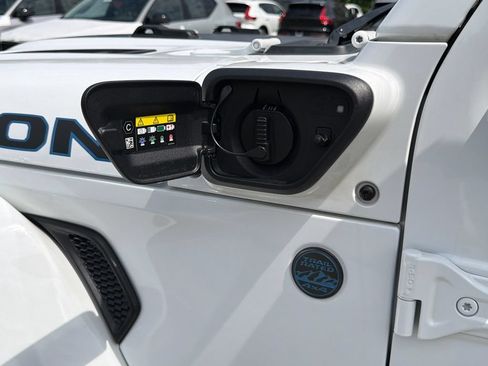 Used 2022 Jeep Wrangler Unlimited Rubicon 4xe w/ Cold Weather Group AWD/4WD image 17