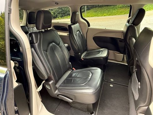 Used 2022 Chrysler Pacifica Touring-L FWD image 21