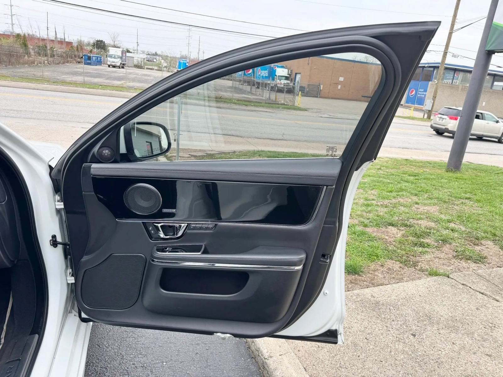 Used 2019 Jaguar XJ R-Sport RWD image 19