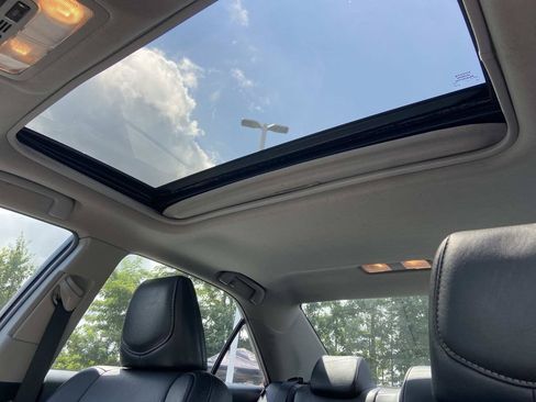 Used 2012 Toyota Camry SE w/ Leather Pkg FWD image 19