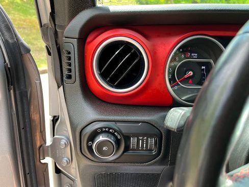 Used 2018 Jeep Wrangler Unlimited Rubicon AWD/4WD image 11