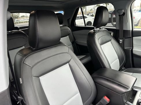 Used 2022 Ford Explorer XLT w/ Equipment Group 202A image 25