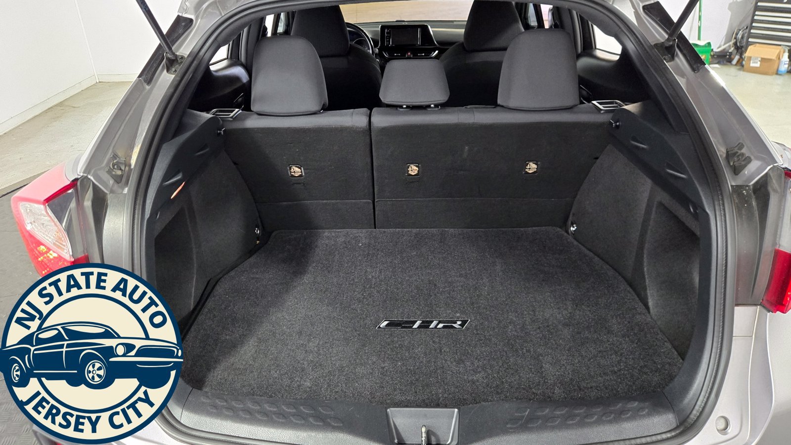 Used 2018 Toyota C-HR XLE FWD image 29