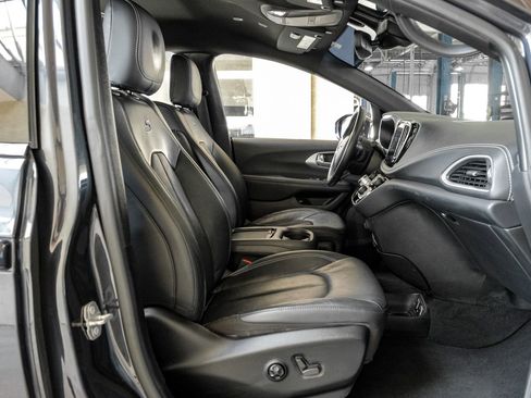 Used 2021 Chrysler Pacifica Touring-L w/ Uconnect Theater Family Group FWD image 39