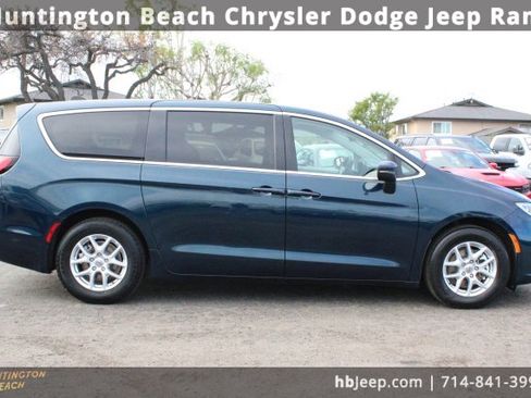 Used 2023 Chrysler Pacifica Touring-L image 6