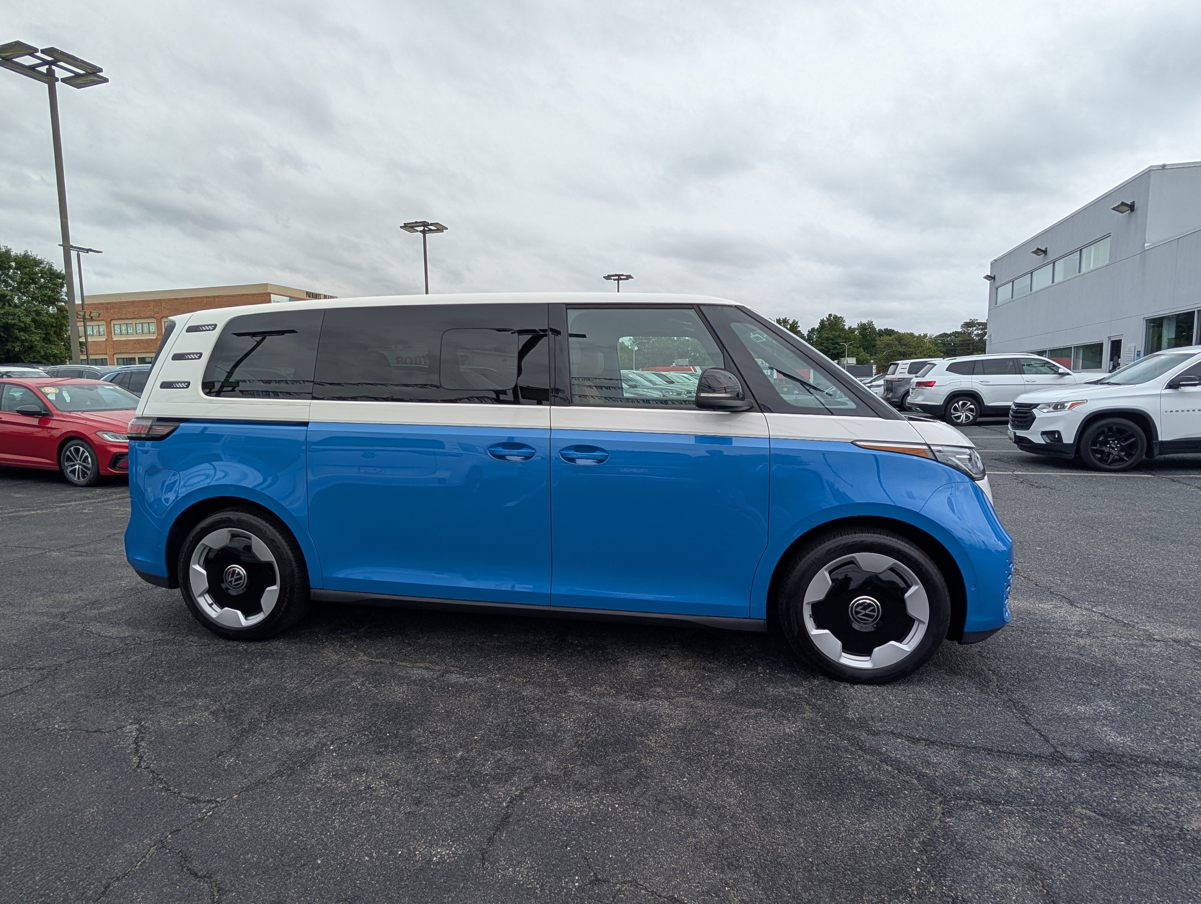 Used 2025 Volkswagen ID. Buzz Pro S Plus w/ Cupholders Package AWD/4WD image 2