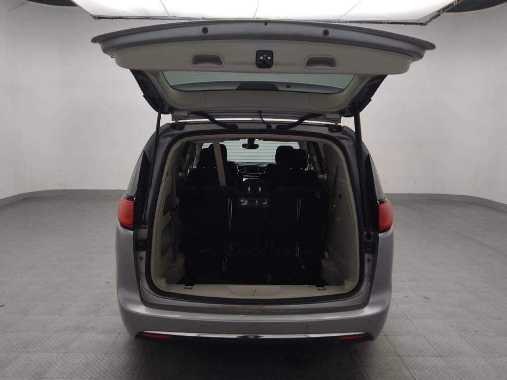 Used 2020 Chrysler Pacifica Touring FWD image 29