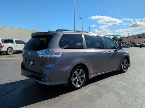 Used 2018 Toyota Sienna SE image 3