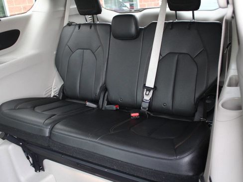 Used 2019 Chrysler Pacifica Touring-L FWD image 25
