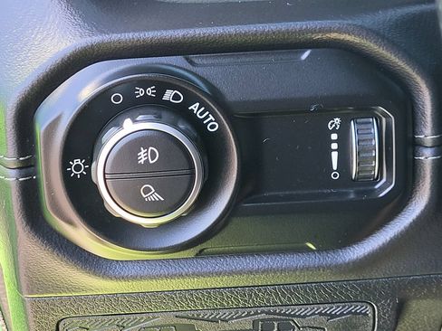 Used 2025 Jeep Gladiator Mojave AWD/4WD image 23