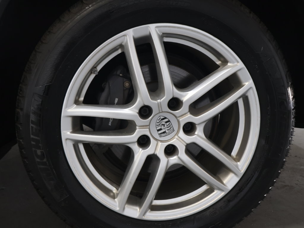 Used 2018 Porsche Cayenne w/ Premium Package AWD/4WD image 37