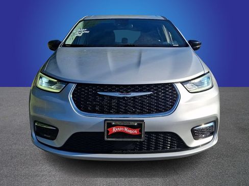 Used 2024 Chrysler Pacifica Touring-L FWD image 2