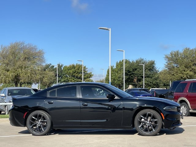 Used 2022 Dodge Charger SXT w/ Blacktop Package RWD image 3