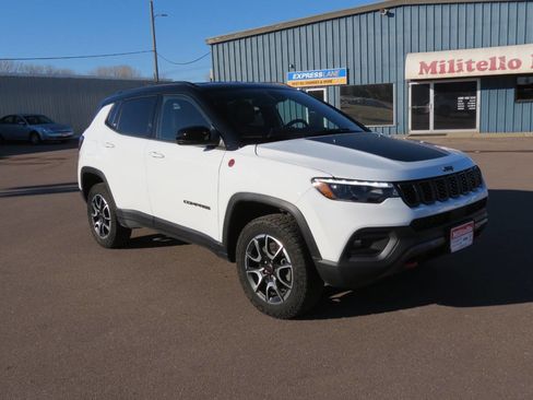 Used 2025 Jeep Compass Trailhawk w/ Trailhawk Elite Group image 2
