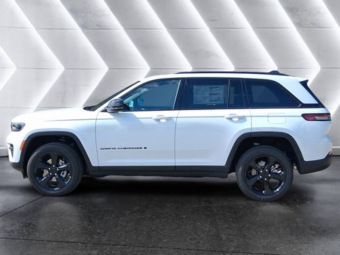 New 2025 Jeep Grand Cherokee Altitude image 3
