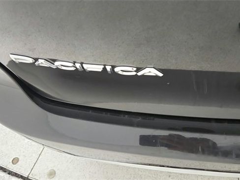 Used 2022 Chrysler Pacifica Touring-L image 28