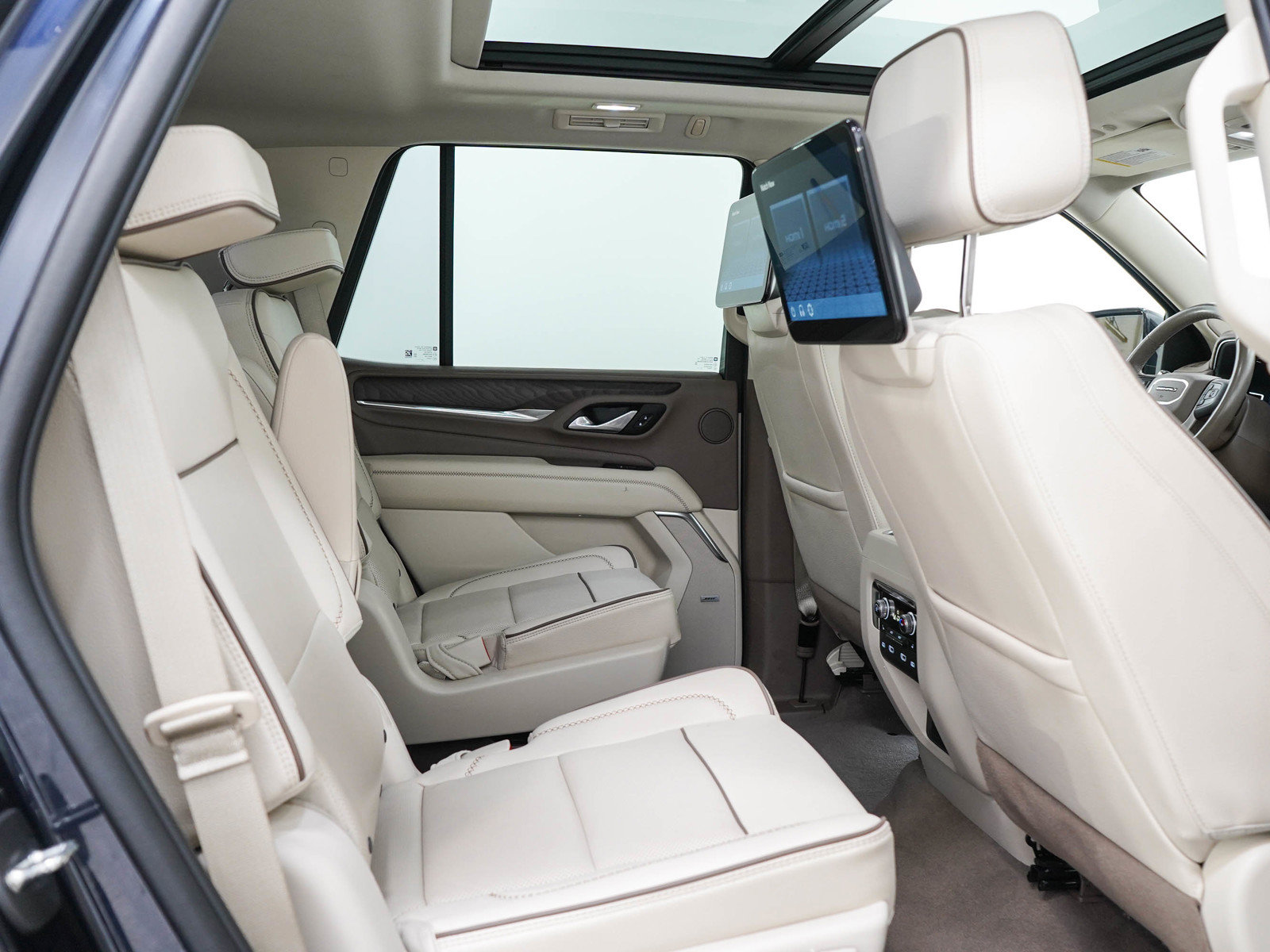 Used 2023 GMC Yukon Denali AWD/4WD image 14