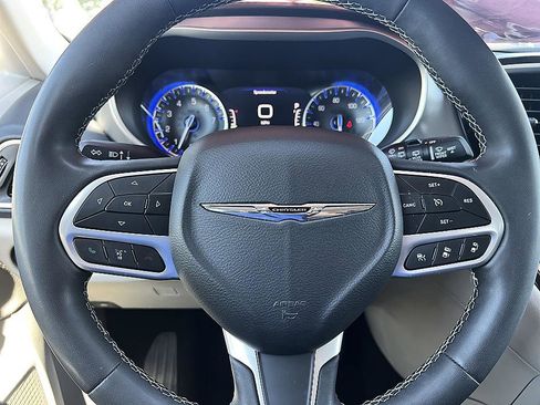 Used 2023 Chrysler Pacifica Touring-L FWD image 22