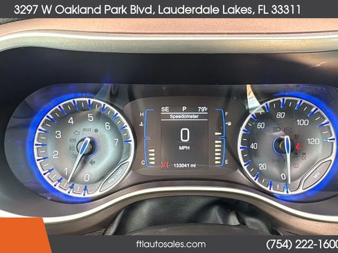 Used 2017 Chrysler Pacifica Touring-L image 34