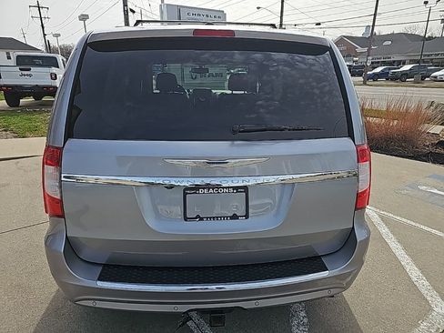 Used 2014 Chrysler Town & Country Touring-L image 11