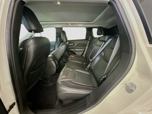 Used 2019 Jeep Cherokee Trailhawk AWD/4WD image 30