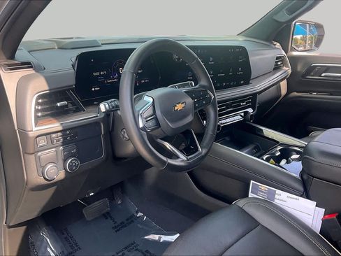 Used 2025 Chevrolet Suburban Premier RWD image 17