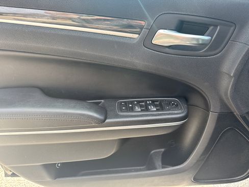 Used 2018 Chrysler 300 Touring w/ Chrome Appearance Package image 10