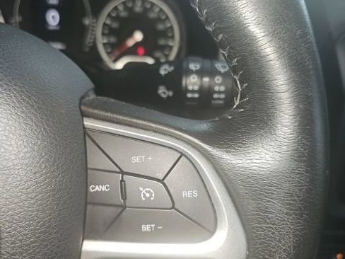 Used 2015 Jeep Renegade Latitude w/ Popular Equipment Group AWD/4WD image 25