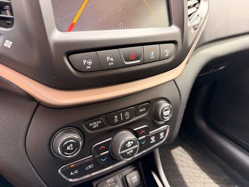 Used 2015 Jeep Cherokee Limited w/ Luxury Group AWD/4WD image 15