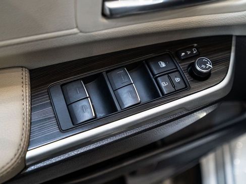 Used 2022 Toyota Sienna Limited image 16