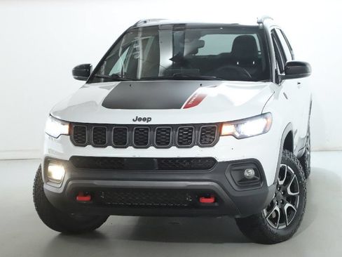 Used 2025 Jeep Compass Trailhawk AWD/4WD image 3