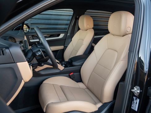 Certified 2025 Porsche Cayenne image 5