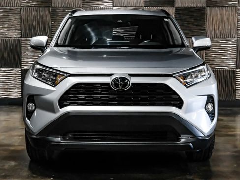 Used 2020 Toyota RAV4 XLE w/ Convenience Package FWD image 8