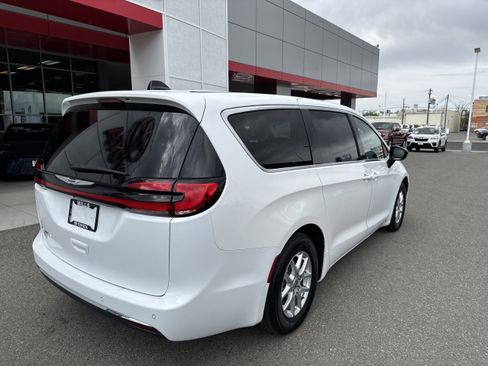 Used 2024 Chrysler Pacifica Touring-L FWD image 4