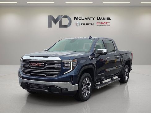 Used 2022 GMC Sierra 1500 SLT w/ SLT Convenience Package image 2