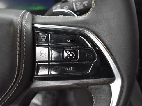 Used 2022 Jeep Grand Cherokee Overland w/ Luxury Tech Group IV AWD/4WD image 7