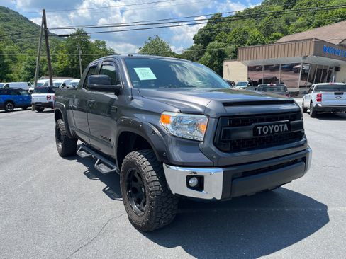 Used 2015 Toyota Tundra SR5 w/ Floor Mat Package AWD/4WD image 4