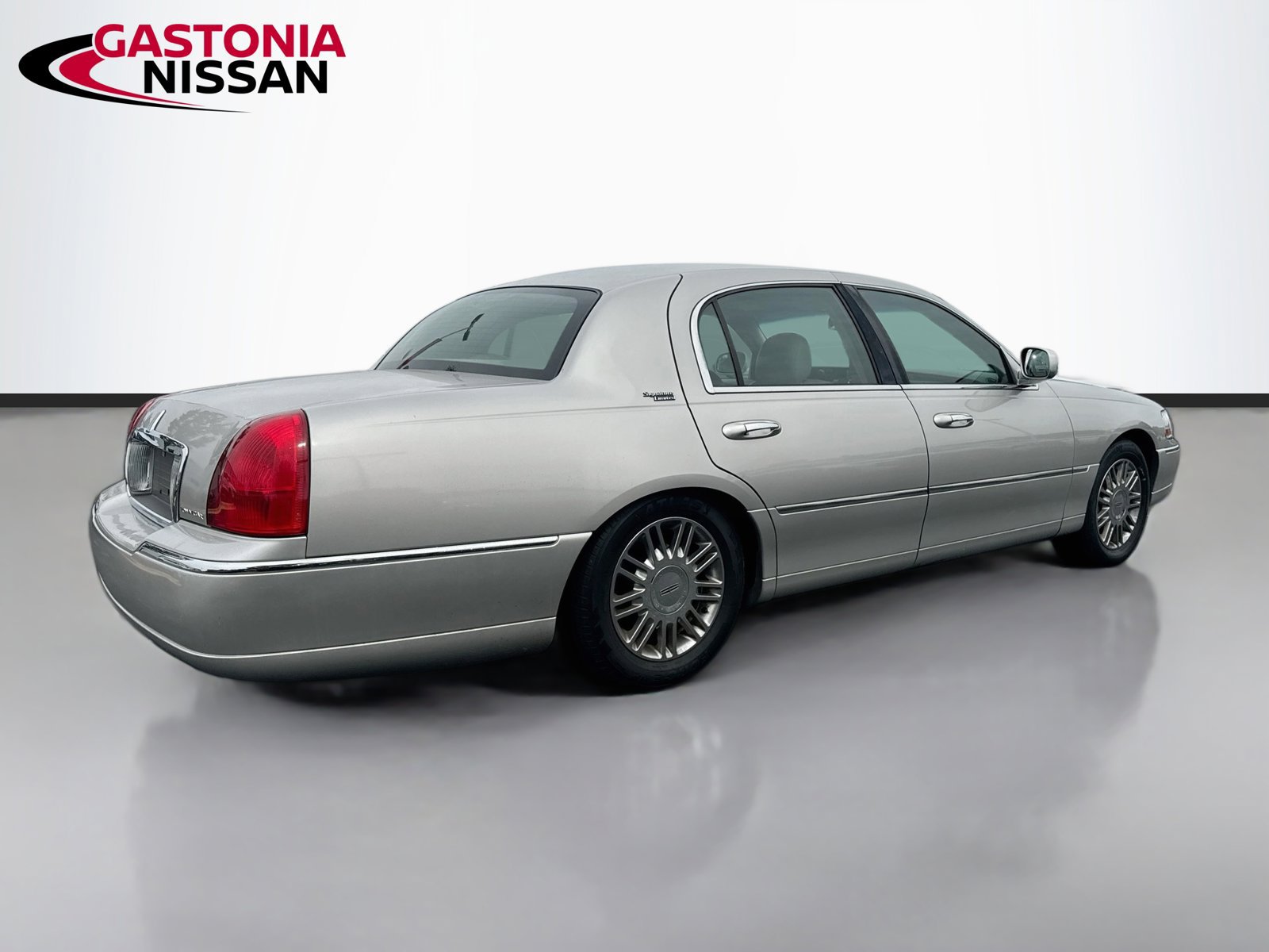 Used 2008 Lincoln Town Car Signature Limited RWD image 6